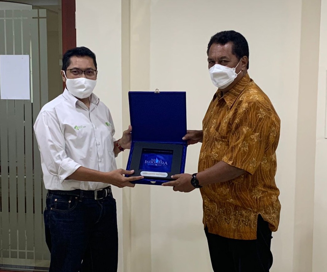 General Manager Wakaf Dompet Dhuafa Bobby Manullang (kiri) dan Direktur Pemberitaan Media Indonesia Gaudensius Suhardi saat bertukar cendera mata di Kantor Media Group, Kedoya, MI/Naufal Zuhdi